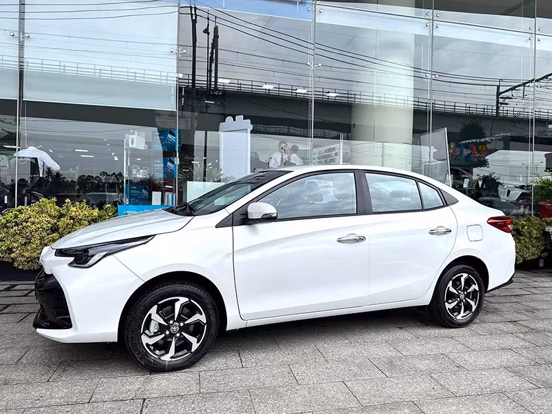 Ngoại thất Vios E MT 2024 có điểm nhấn ở La-zang và các đường dập nổi dọc thân xe.