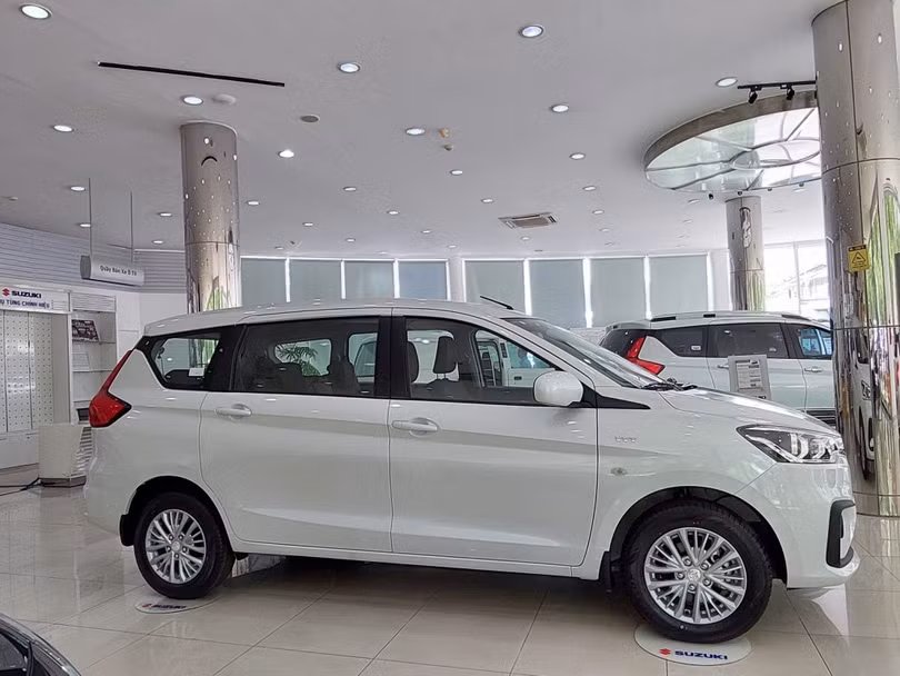 Ngoại thất Ertiga hybird được thiết kế với nhiều đường nét cứng cáp, hầm hố.