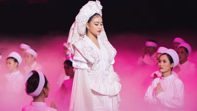 Hoàng Thùy Linh xuất hiện trong MV "Tứ Phủ" vừa ra mắt tối qua 8/8 