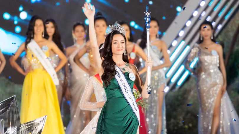 Hoa hậu Lương Thùy Linh vừa đăng quang đã vướng tin đồn mua giải do có mẹ giữ chức vụ cao tại Kho bạc Nhà nước tỉnh Cao Bằng