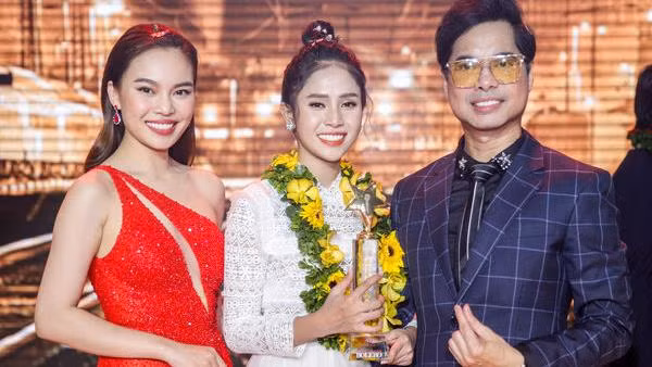 Phương Ý (giữa) cùng hai huấn luyện viên Ngọc Sơn và Giang Hồng Ngọc trong phút đăng quang