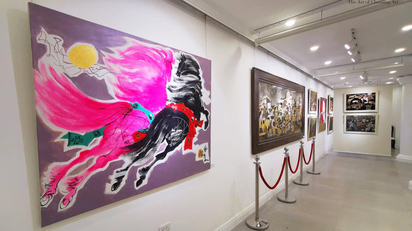 Tranh của họa sĩ Lê Trí Dũng và Văn Chiến đang được trưng bày tại Nhà Đấu giá Nghệ thuật Chọn (63 Hàm Long, Hà Nội)