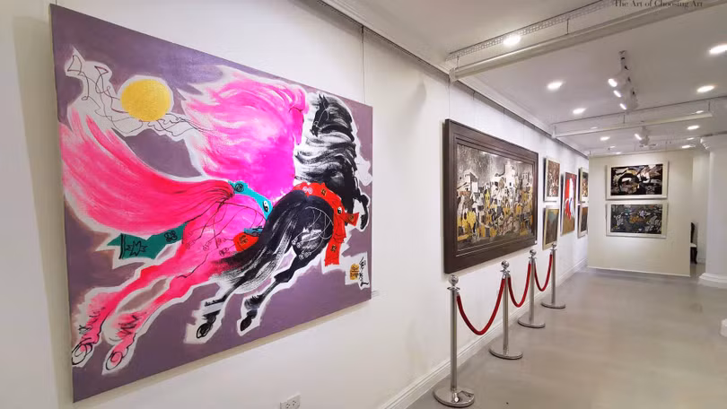 Tranh của họa sĩ Lê Trí Dũng và Văn Chiến đang được trưng bày tại Nhà Đấu giá Nghệ thuật Chọn (63 Hàm Long, Hà Nội)