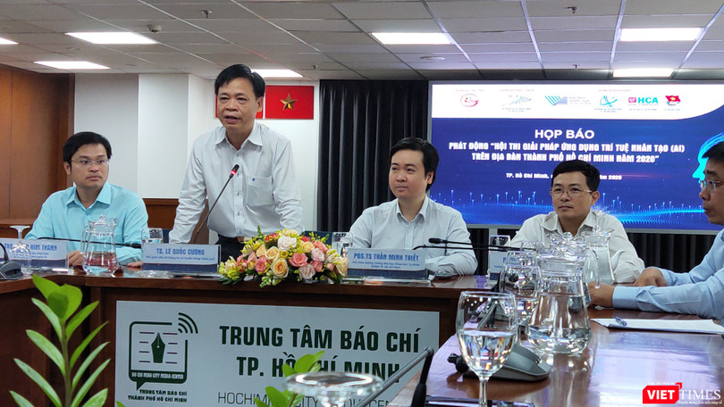 Ông Lê Quốc Cường – Phó Giám đốc Sở Thông tin và Truyền thông phát biểu tại họp báo sáng 25/6, khởi động Hội thi trí tuệ nhân tạo, thúc đẩy hệ sinh thái AI (Ảnh: Hòa Bình) 