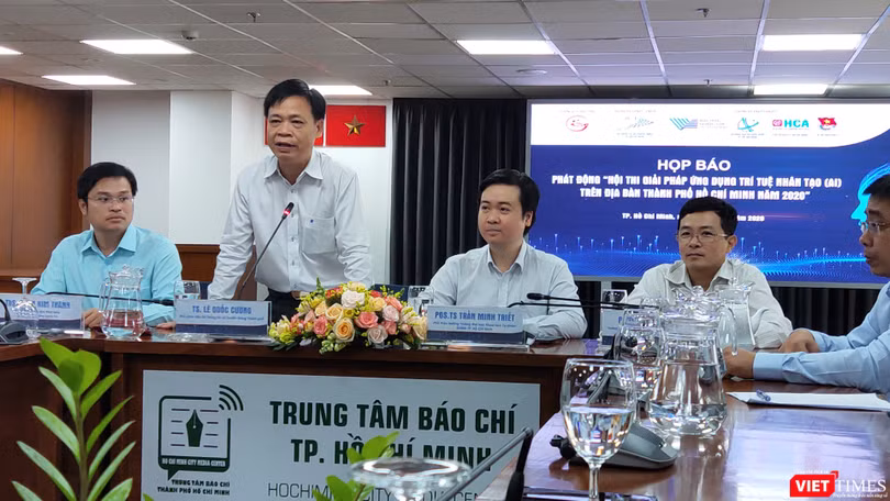 Ông Lê Quốc Cường – Phó Giám đốc Sở Thông tin và Truyền thông phát biểu tại họp báo sáng 25/6, khởi động Hội thi trí tuệ nhân tạo, thúc đẩy hệ sinh thái AI (Ảnh: Hòa Bình) 