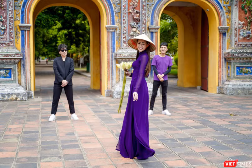 Hoa hậu Khánh Vân mảnh mai eo ót đã bắt chước bà Tân Vlog, thưởng thức tô bún “siêu to” khổng lồ (Ảnh: NVCC) 