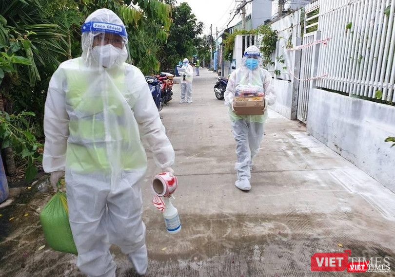 Mang nhu yếu phẩm đến cho người dân và các F0 cư trú trong khu phong toả ở TP.HCM