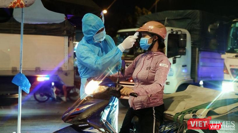 Các tình nguyện viên ngày đêm hỗ trợ chống dịch. Ảnh Thiện Khang