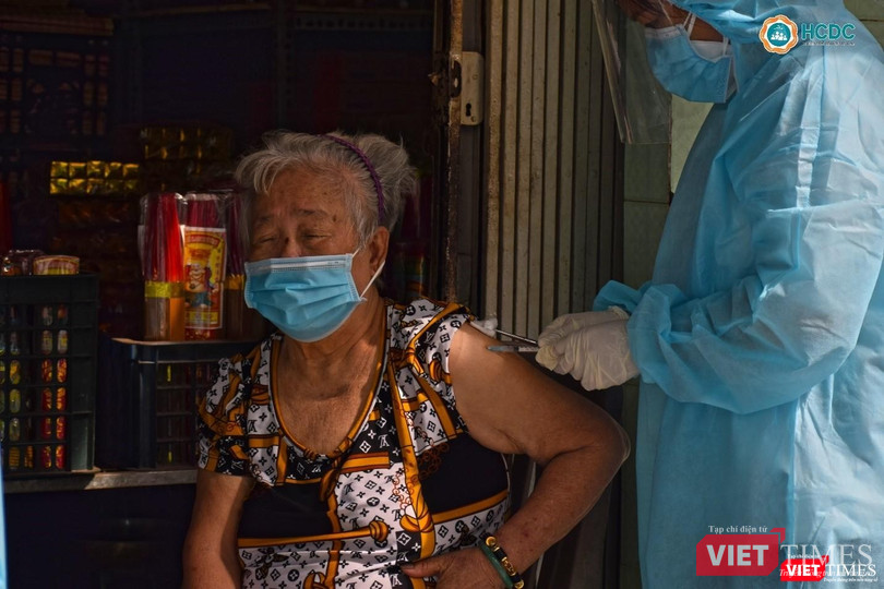 Tiêm vaccine COVID-19 cho người già yếu đi lại khó khăn ở TP.HCM. Ảnh: HCDC