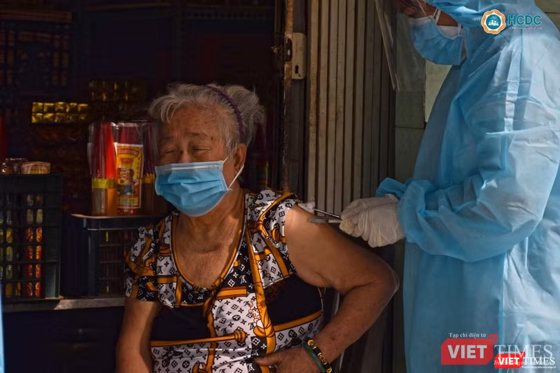 Tiêm vaccine COVID-19 cho người già yếu đi lại khó khăn ở TP.HCM. Ảnh: HCDC Tiêm vaccine COVID-19 cho người già yếu đi lại khó khăn ở TP.HCM. Ảnh: HCDC
