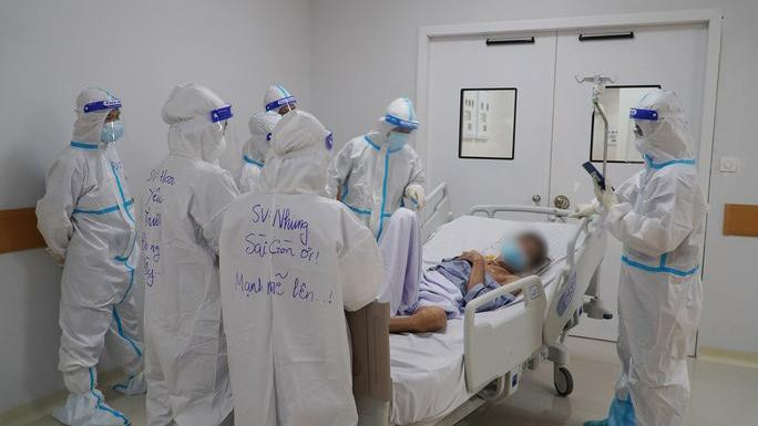 Điều trị bệnh nhân nặng và nguy kịch tại Bệnh viện Hồi sức Covid-19 tại TP. Thủ Đức (Ảnh- Bệnh viện cung cấp)