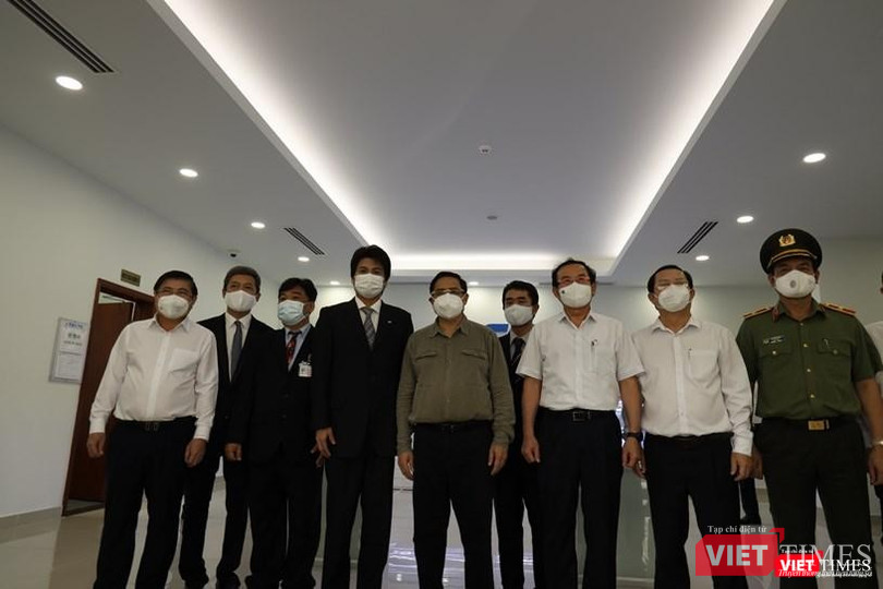 Thủ tướng Phạm Minh Chính cùng lãnh đạo TP.HCM và các bộ ngành đi thị sát chống dịch. Ảnh: Huyền Mai