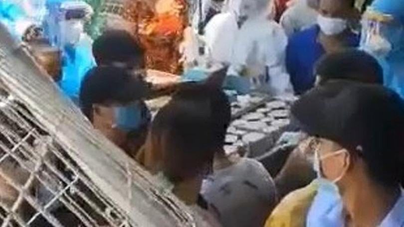 Quá đông F0 chen lấn xô đẩy giành thức ăn trên sân bệnh viện dã chiến