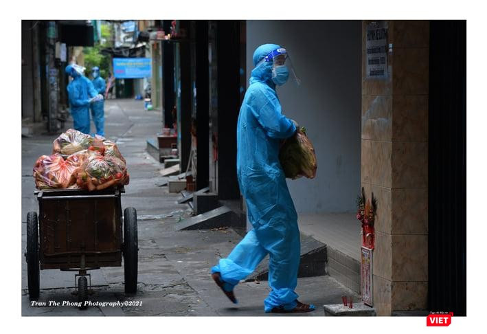 Bộ đội đi chợ hộ giúp người dân trong tâm dịch TP.HCM - Ảnh: Trần Thế Phong