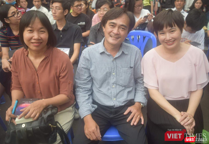 Nguyễn Ngọc Tư và nhà văn - nhà thơ Phan Hoàng trong một lần giao lưu với độc giả trên Đường sách TP.HCM Nguyễn Ngọc Tư và nhà văn - nhà thơ Phan Hoàng trong một lần giao lưu với độc giả trên Đường sách TP.HCM