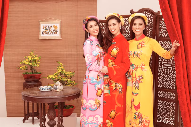 Top 3 Hoa hậu Hoàn vũ 2019 trong áo dài của NTK Thủy Nguyễn gửi lời chúc mừng năm mới 2020