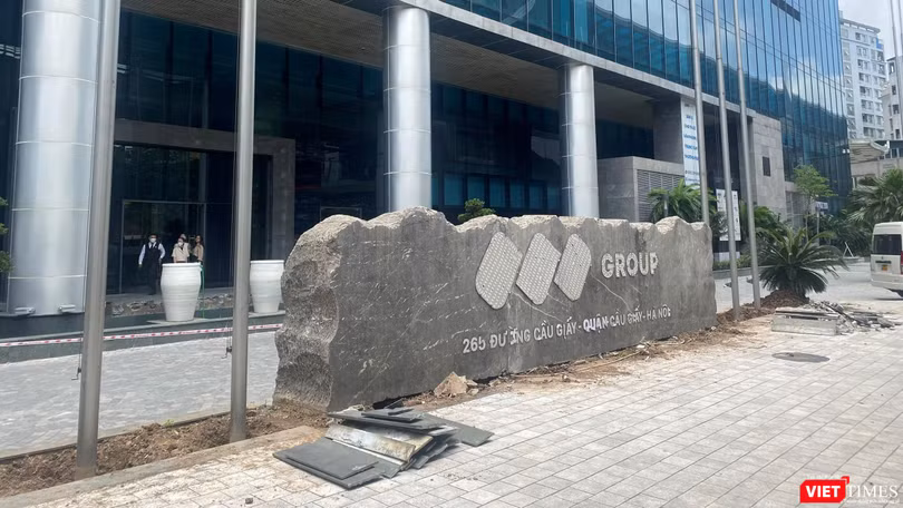 Logo 'FLC Group' trước tòa nhà văn phòng 265 Cầu Giấy bị gỡ bỏ (Ảnh: HB)