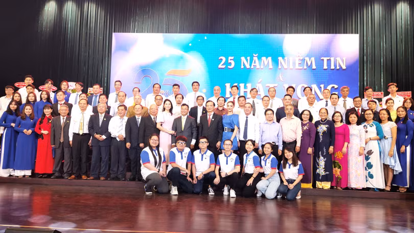 Thầy trò Đại học Hùng Vương trong lễ khai giảng và kỷ niệm 25 năm thành lập trường (Ảnh: Hoà Bình) 