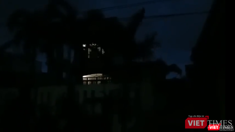 Cả đảo Lý Sơn tối thui, chìm trong mưa bão (Ảnh cắt từ video clip)