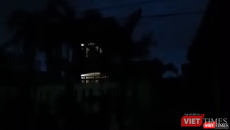 Cả đảo Lý Sơn tối thui, chìm trong mưa bão (Ảnh cắt từ video clip) Cả đảo Lý Sơn tối thui, chìm trong mưa bão (Ảnh cắt từ video clip)