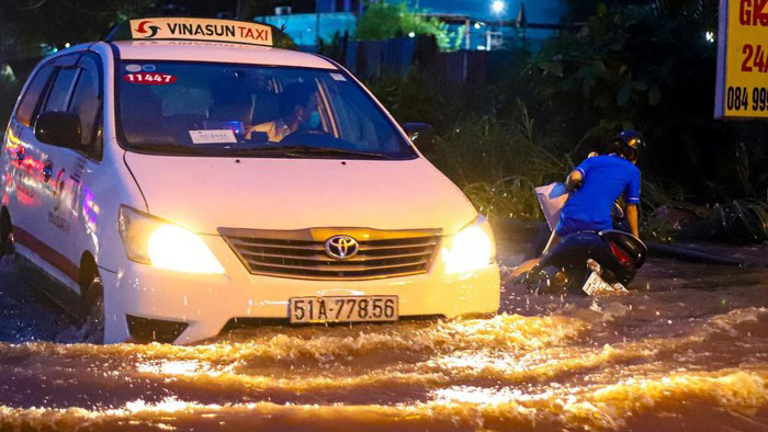 Triều cường ngập nặng nhiều con phố, xô ngã người dân đi xe máy - Ảnh: Quỳnh Danh