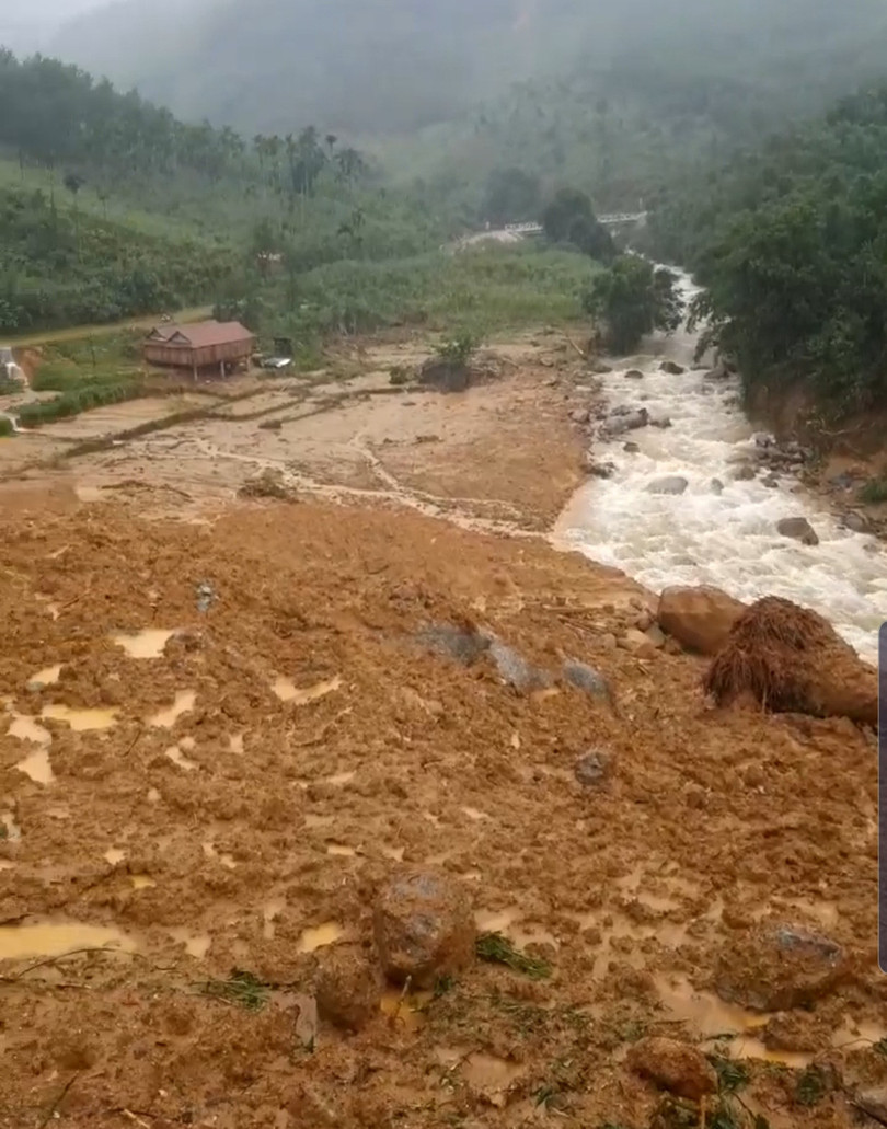 Một ngôi nhà của người dân xã Sơn Long mà chính quyền chưa kịp tháo dỡ nằm chênh vênh bên họng đất - Ảnh: T.V