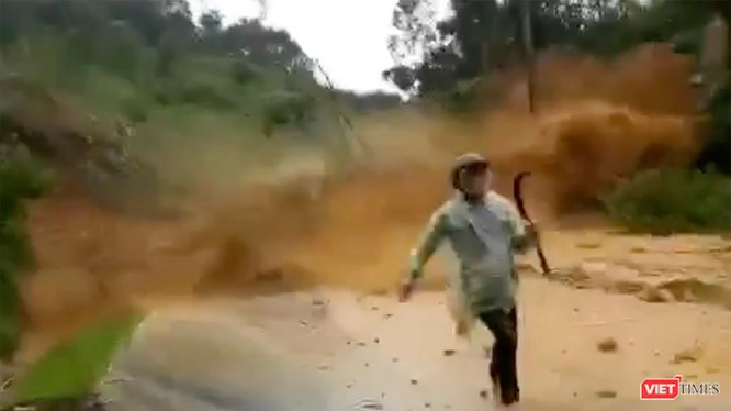 Hình chụp từ clip ghi lại cảnh người dân chạy "rẽ đất" khi núi lở Hình chụp từ clip ghi lại cảnh người dân chạy "rẽ đất" khi núi lở