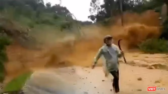 Hình chụp từ clip ghi lại cảnh người dân chạy "rẽ đất" khi núi lở
