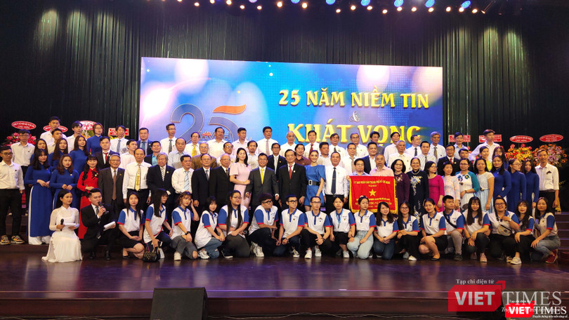 Ngay trong buổi lễ kỷ niệm 25 năm thành lập, Đại học Hùng Vương đã kêu gọi thành công hơn 4,4 tỉ đồng tiền tài trợ cho nhiều chương trình học tập tại trường (Ảnh: Hoà Bình)