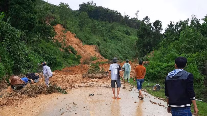 Lực lượng tại chỗ tìm kiếm 1 nạn nhân còn mất tích (Ảnh: Nguyên Hà) 