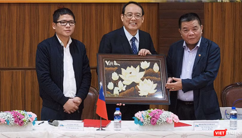 Ông Trần Duy Tùng (trái) và ông Trần Bắc Hà (phải) trong một sự kiện chung giữa AVIL và Souk Houng Heang. (Ảnh chụp lại)