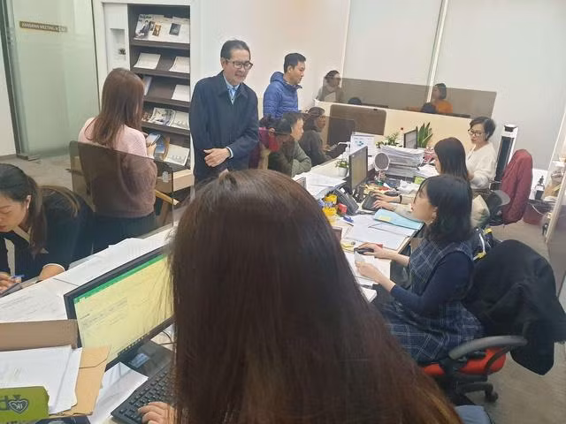 Nhà đầu tư lớn tuổi mở tài khoản tại KBSV