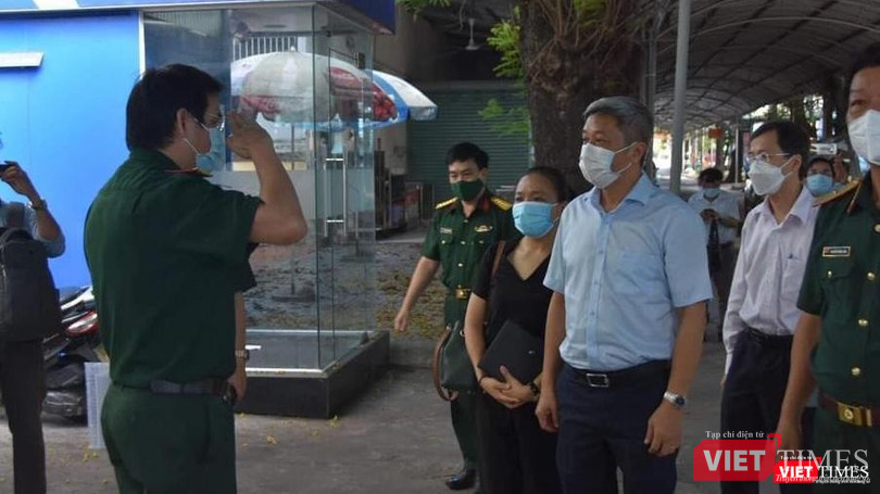 Thứ trưởng Nguyễn Trường Sơn đến thăm BV Quân y 175 (Ảnh: BVCC)