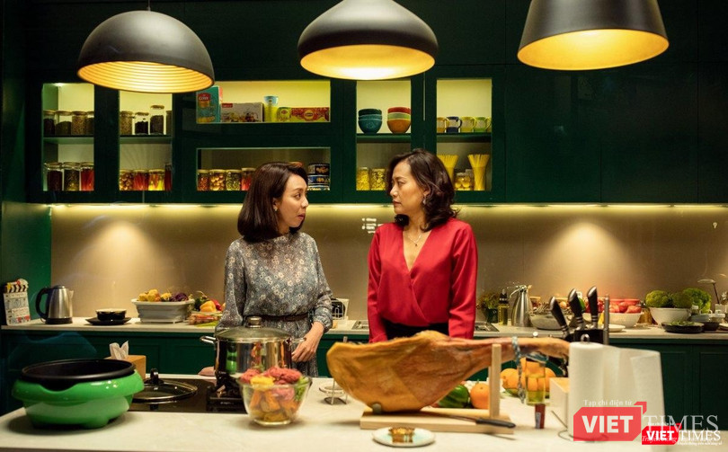 Thu Trang và Hồng Ánh trong phim "Tiệc trăng máu"