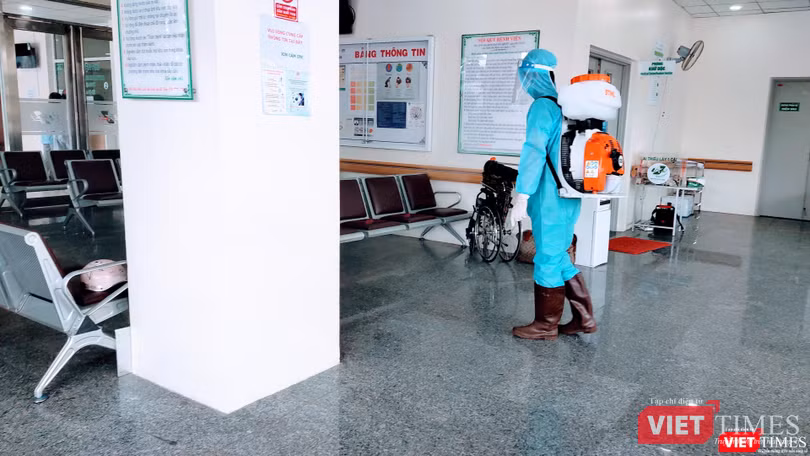 Bệnh viện Quân y 175 khử khuẩn nhiều khu vực (Ảnh: Hoà Bình)