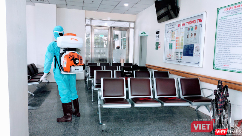 BV Quân y 175 thực hiện khử khuẩn nhiều khu vực có bệnh nhân đến khám (Ảnh: Hoà Bình)