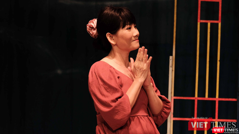 NSƯT Mỹ Uyên - Giám đốc Nhà hát kịch sân khấu nhỏ 5B Võ Văn Tần vào vai trong vở kịch Tết "Tin thì linh, không tin cũng linh" - Ảnh: Quang Huy NSƯT Mỹ Uyên - Giám đốc Nhà hát kịch sân khấu nhỏ 5B Võ Văn Tần vào vai trong vở kịch Tết "Tin thì linh, không tin cũng linh" - Ảnh: Quang Huy