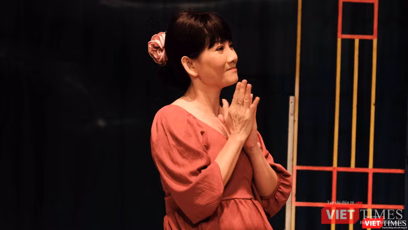 NSƯT Mỹ Uyên - Giám đốc Nhà hát kịch sân khấu nhỏ 5B Võ Văn Tần vào vai trong vở kịch Tết "Tin thì linh, không tin cũng linh" - Ảnh: Quang Huy