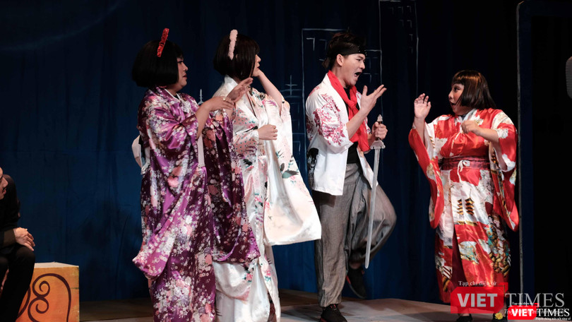 Vở hài kịch nhẹ nhàng là món ăn tinh thần thư giãn sau một năm lao động mệt nhọc, đồng thời ẩn chứa thông điệp ý nghĩa (Ảnh: Quang Huy) Vở hài kịch nhẹ nhàng là món ăn tinh thần thư giãn sau một năm lao động mệt nhọc, đồng thời ẩn chứa thông điệp ý nghĩa (Ảnh: Quang Huy)