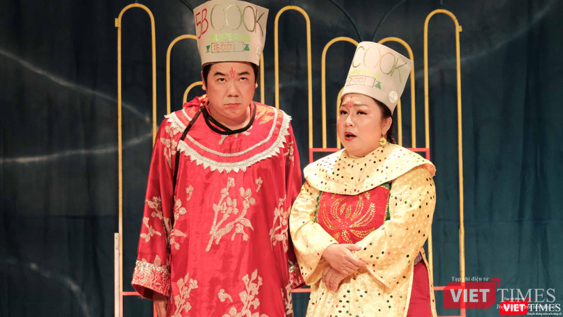 Nghệ sĩ Chánh Trực và Kim Đào trong vai Táo ông, Táo bà (Ảnh: Quang Huy) Nghệ sĩ Chánh Trực và Kim Đào trong vai Táo ông, Táo bà (Ảnh: Quang Huy)