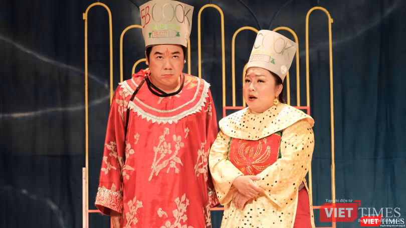 Nghệ sĩ Chánh Trực và Kim Đào trong vai Táo ông, Táo bà (Ảnh: Quang Huy)