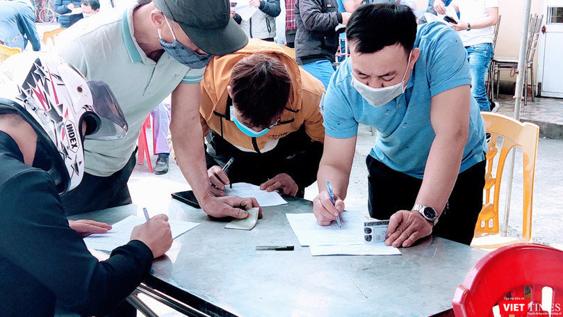 Khai báo y tế tại chốt kiểm dịch Hải Phòng (Ảnh: Hoà Bình) 