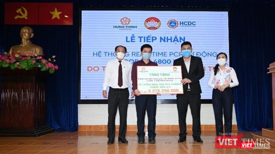 Ông Nguyễn Nam Hiền, Bác sĩ Nguyễn Hồng Tâm, Bác sĩ Nguyễn Hoài Nam và bà Phan Kiều Thanh Hương tại buổi trao tặng Ông Nguyễn Nam Hiền, Bác sĩ Nguyễn Hồng Tâm, Bác sĩ Nguyễn Hoài Nam và bà Phan Kiều Thanh Hương tại buổi trao tặng