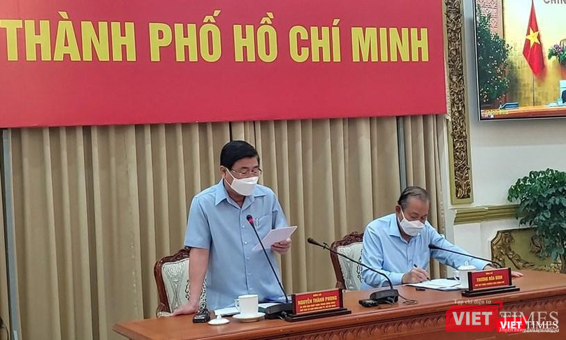 Chủ tịch UBND TP Hồ Chí Minh Nguyễn Thành Phong báo cáo tại cuộc họp. Cùng dự cuộc họp tại đầu cầu TP.HCM có Phó Thủ tướng Thường trực Chính phủ Trương Hòa Bình. Ảnh: TTBC