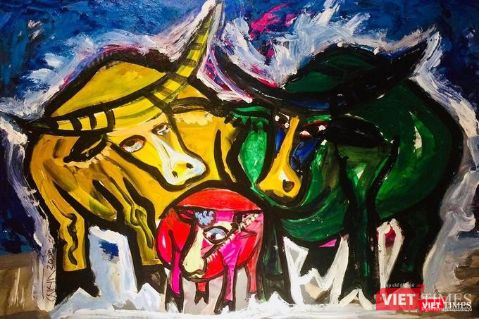 Gia đình trâu của hoạ sĩ Tô Chiêm với vẻ đẹp vững chãi, sung sức, sẵn sàng vừa nghênh chiến vừa bảo vệ nghé con đáng yêu rực rỡ sắc màu sum vầy ấm áp Tết Gia đình trâu của hoạ sĩ Tô Chiêm với vẻ đẹp vững chãi, sung sức, sẵn sàng vừa nghênh chiến vừa bảo vệ nghé con đáng yêu rực rỡ sắc màu sum vầy ấm áp Tết