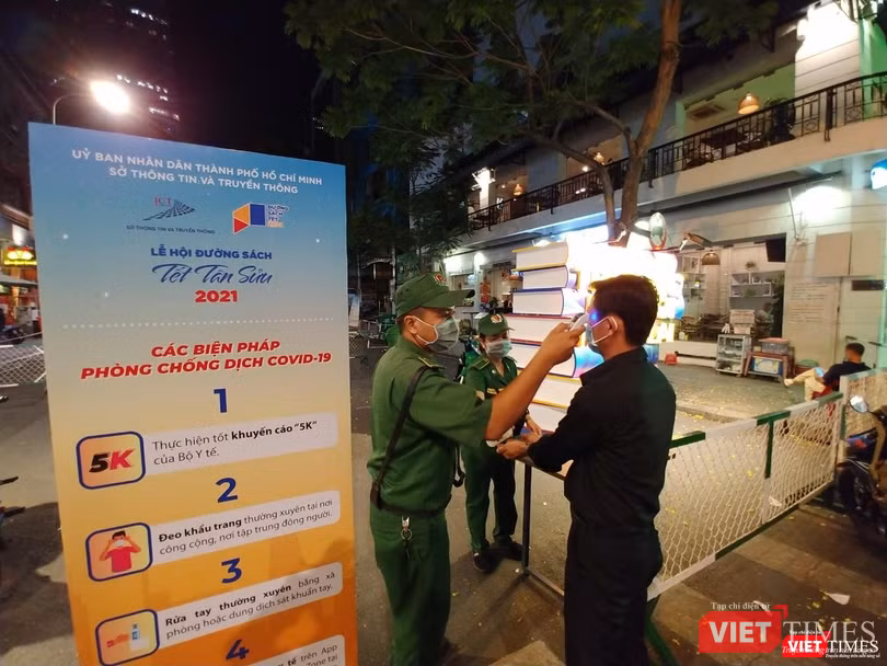 Lực lượng chức năng thực hiện đo thân nhiệt, rửa tay sát khuẩn tại nhiều địa điểm