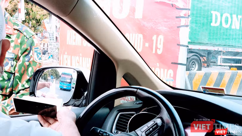 Trình báo tới lực lượng chức năng tại chốt kiểm dịch trên đường (Ảnh: Hoà Bình) Trình báo tới lực lượng chức năng tại chốt kiểm dịch trên đường (Ảnh: Hoà Bình)