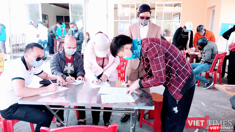 Quá đông người cùng có mặt thực hiện thủ tục khai báo y tế tại chốt kiểm dịch Hải Phòng, không thể đảm bảo giãn cách 2m (Ảnh: Hoà Bình)