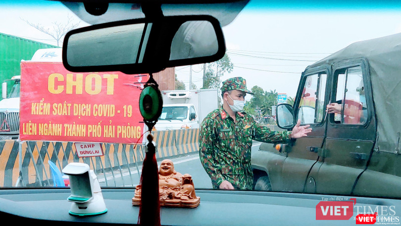 Yêu cầu kiểm tra tờ khai y tế được thực hiện gắt gao tại chốt kiểm dịch vào TP Hải Phòng (Ảnh: Hoà Bình)