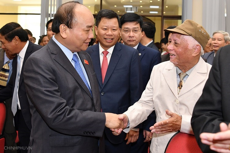 Thủ tướng Nguyễn Xuân Phúc tiếp xúc với cử tri quận Lê Chân. (Ảnh: VGP)